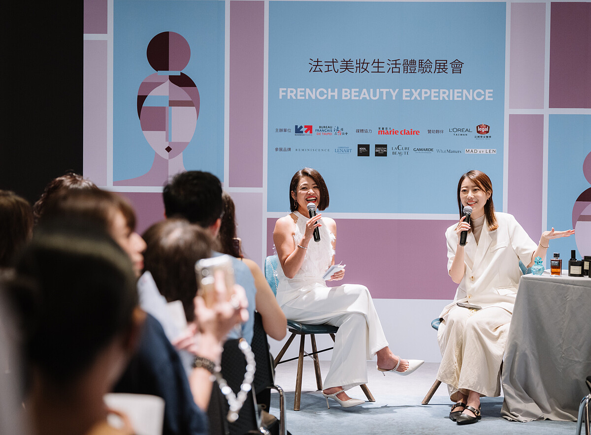 網紅曼蒂Mandy分享產品使用心得(左為主持人紀怡如)。