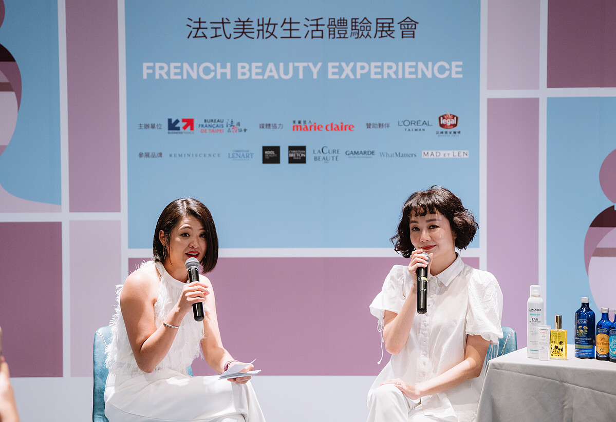 網紅浿機分享產品使用心得(左為主持人紀怡如)。