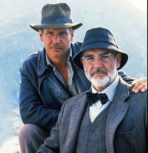 原版龐德史恩康納萊在第三集《聖戰奇兵》中,出演老亨利瓊斯一角,也算是一圓史匹柏的007心願。