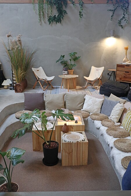 地面採高低落差的設計，加入嵌入式的座位。