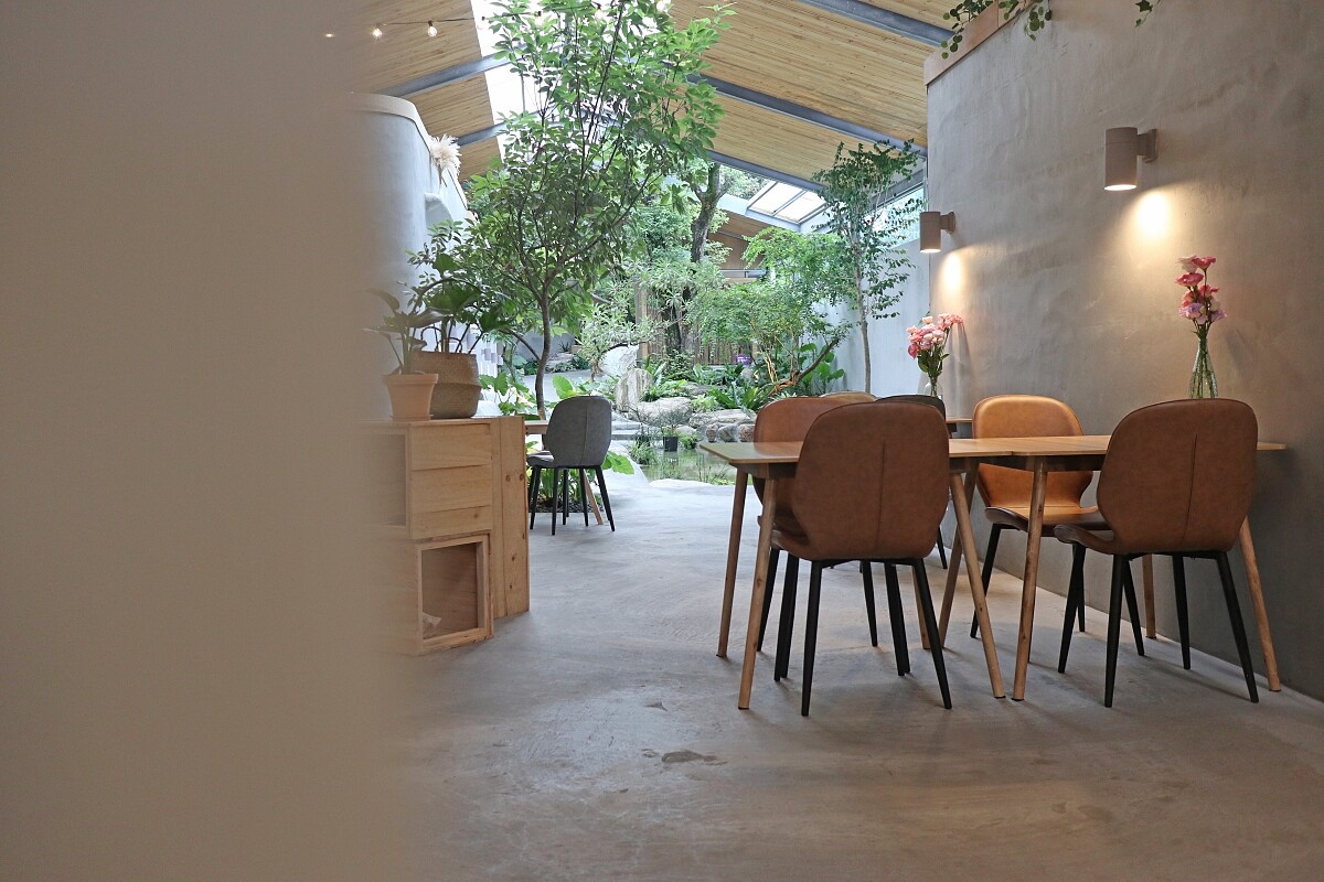 位於大廳旁的用餐空間，緊鄰廚房外，視野也相當遼闊。