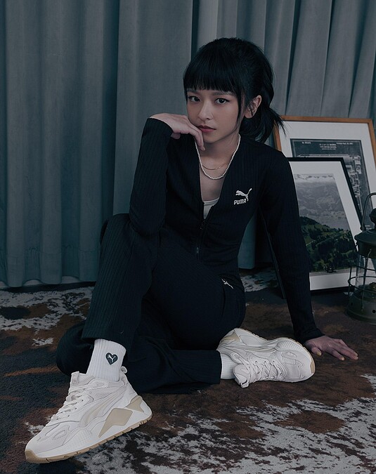 PUMA流行系列Classics羅紋兩用薄長T恤，NT1,780、PUMA流行系列Classics羅紋喇叭褲，NT1,980、PUMA Fashion愛心刺繡重磅數長襪，NT260、PUMA RS-X Selflove Wns鞋款，NT4,280。