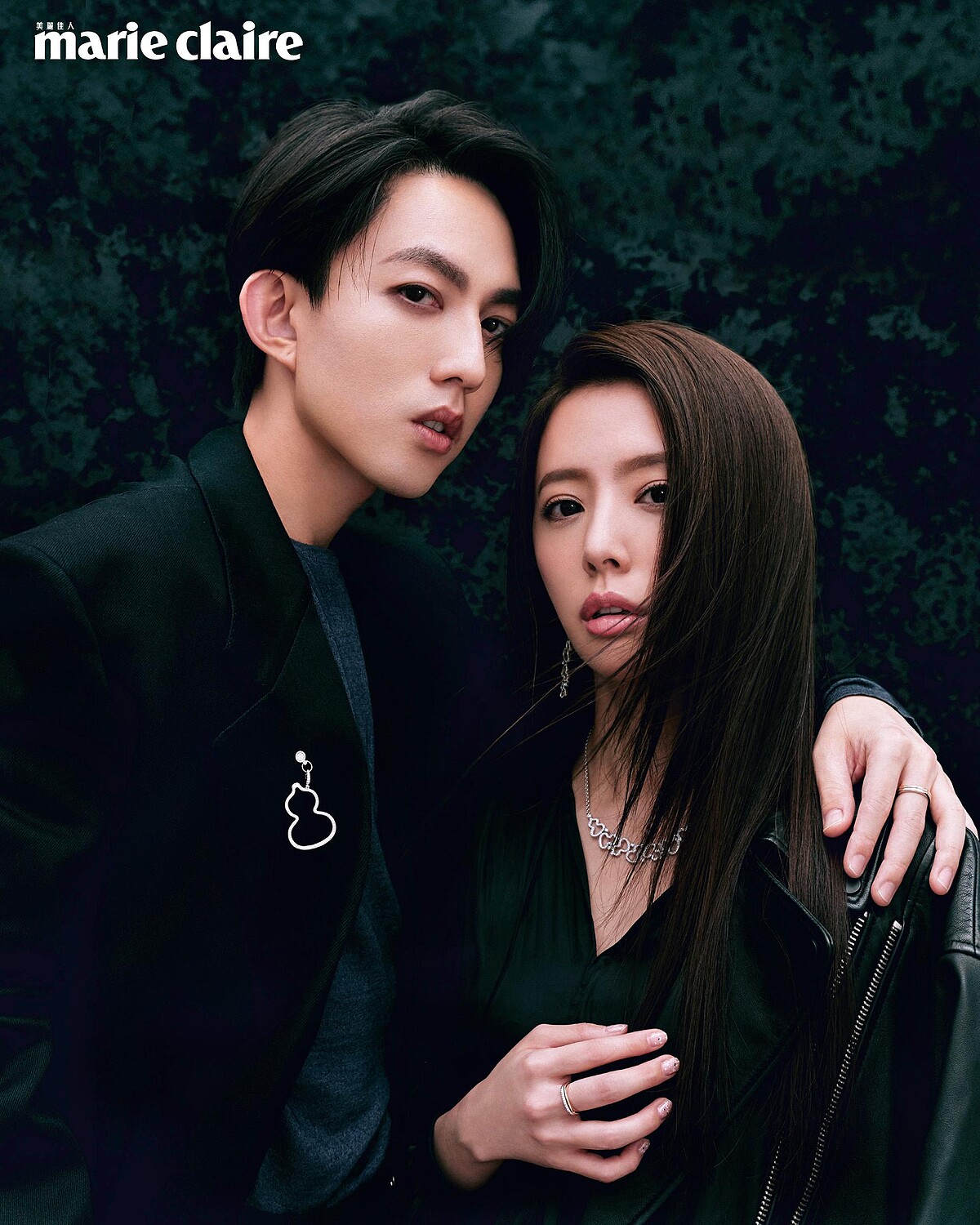 林宥嘉：針織上衣、寬版西裝外套，Dunhill；Wulu 18K白金鑲鑽吊墜、Tien Di系列鉑金玫瑰金美鑽戒指，all by Qeelin。 丁文琪：黑色連身褲，Maje；皮革短袖外套，Allsaints； WuluWulu 18K白金鑽石耳環、WuluWulu 18K白金鑽石項鍊、Tien Di系列鉑金玫瑰金美鑽戒指，all by Qeelin。