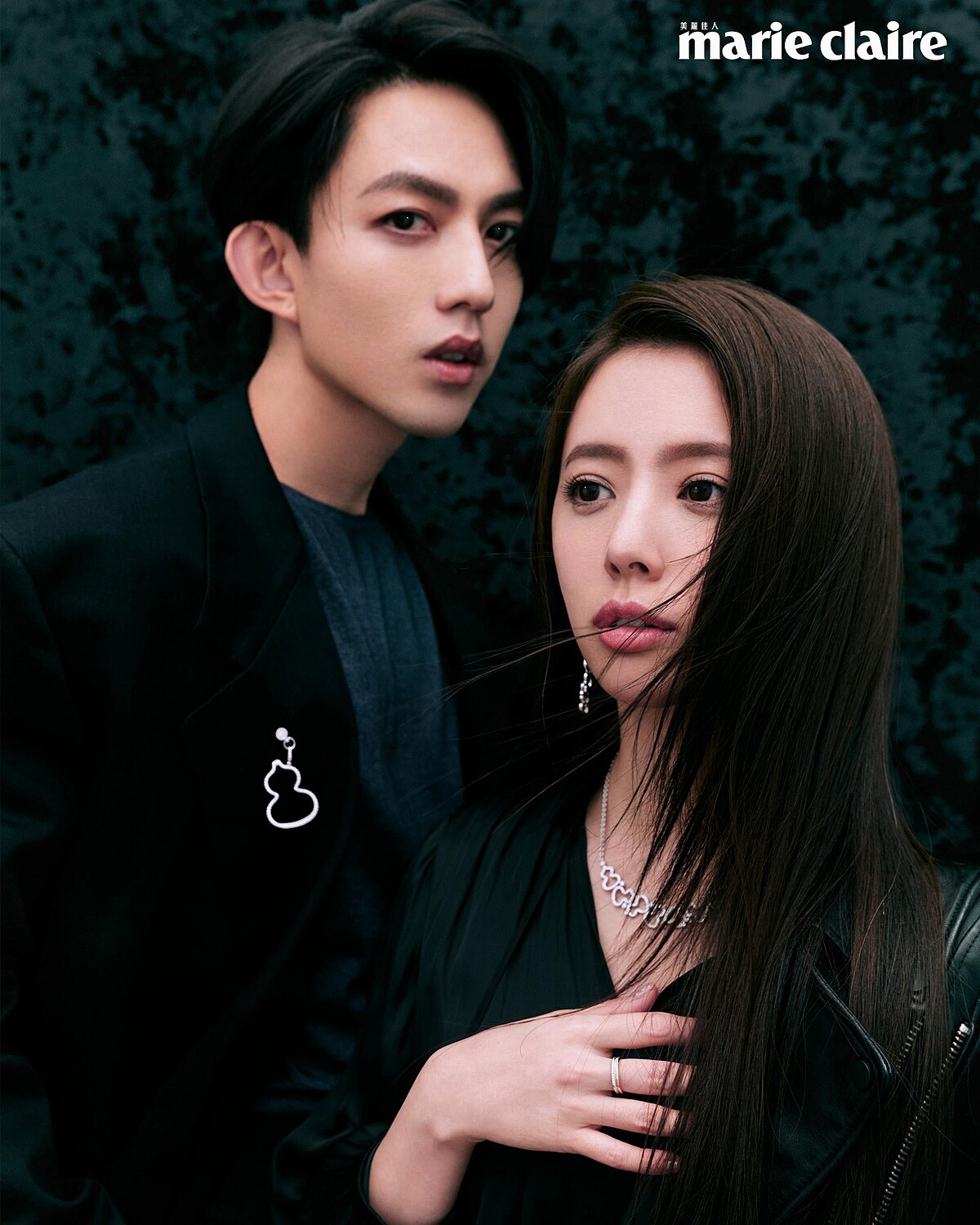 林宥嘉：針織上衣、寬版西裝外套，Dunhill；Wulu 18K白金鑲鑽吊墜，Qeelin。 丁文琪：黑色連身褲，Maje；皮革短袖外套，Allsaints； WuluWulu 18K白金鑽石耳環、WuluWulu 18K白金鑽石項鍊、Tien Di系列鉑金玫瑰金美鑽戒指，all by Qeelin。