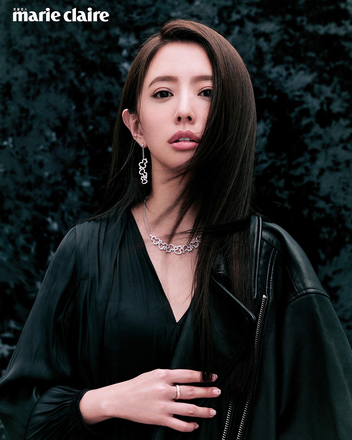 黑色連身褲，Maje；皮革短袖外套，Allsaints； WuluWulu 18K白金鑽石耳環、WuluWulu 18K白金鑽石項鍊、Tien Di系列鉑金玫瑰金美鑽戒指，all by Qeelin。