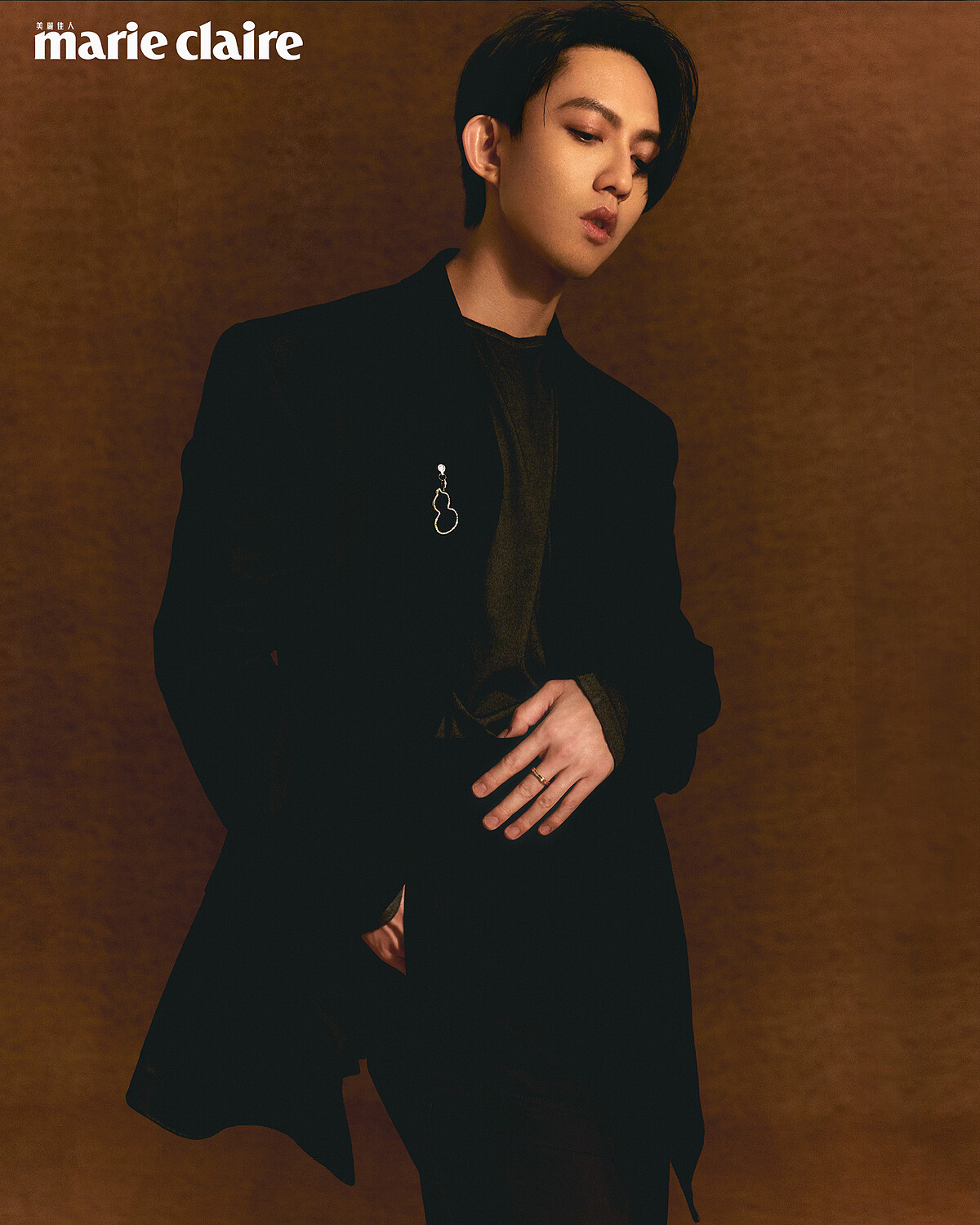 針織上衣、寬版西裝外套、黑色休閒長褲，all by Dunhill；Wulu系列18K白金鑲鑽吊墜、Tien Di 系列18K玫瑰金鉑金及鑽石戒指，all by Qeelin。