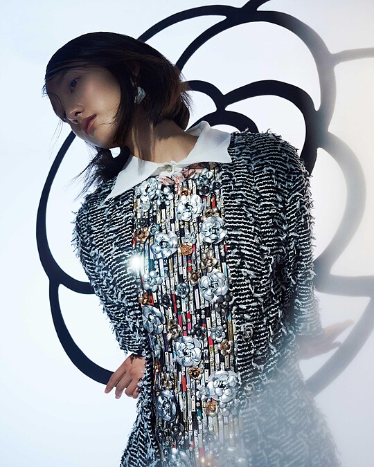 印花真絲薄紗襯衫、山茶花裝飾及刺繡斜紋軟呢長版罩衫、耳環，all by CHANEL。