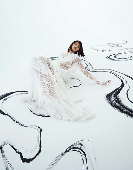 白色蕾絲長洋裝、琉璃珠與水鑽金及珍珠腰鍊、垂墜耳環，all by CHANEL。