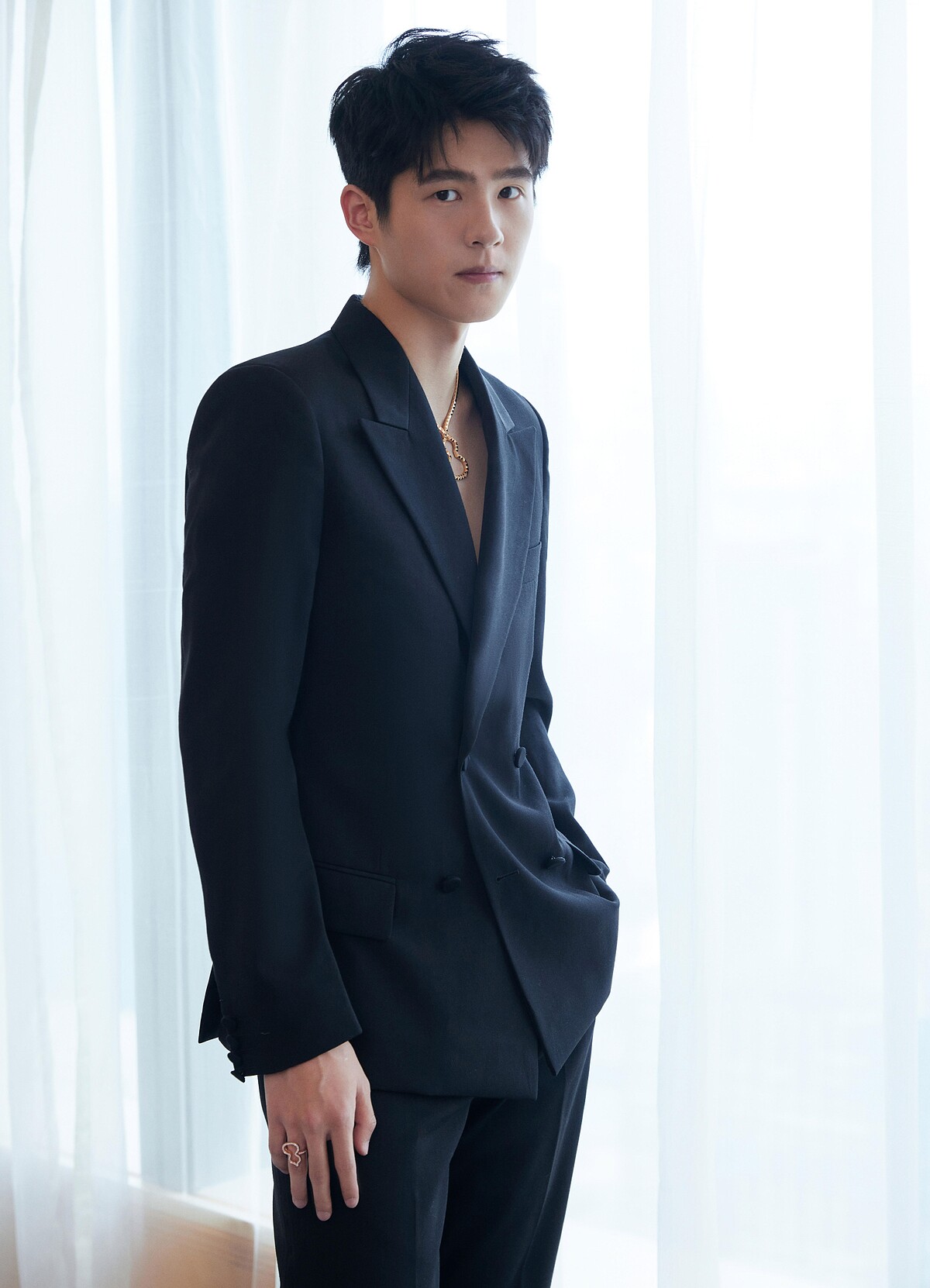 Qeelin品牌代言人劉昊然配戴Wulu 18系列珠寶