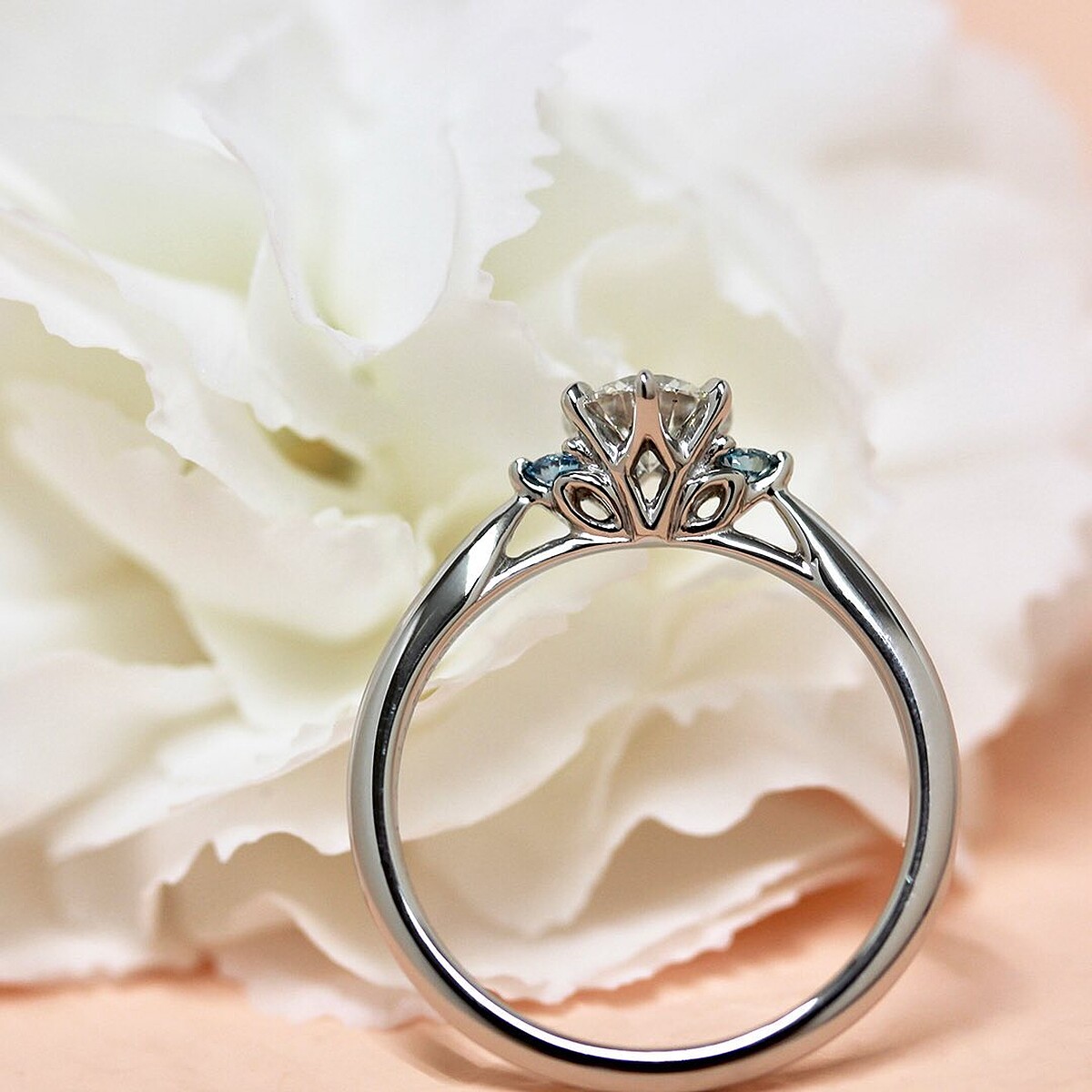 側面看去可以窺見戒台以鏤空設計打造，呈現如花朵般綻放的柔美造型，細膩且浪漫。