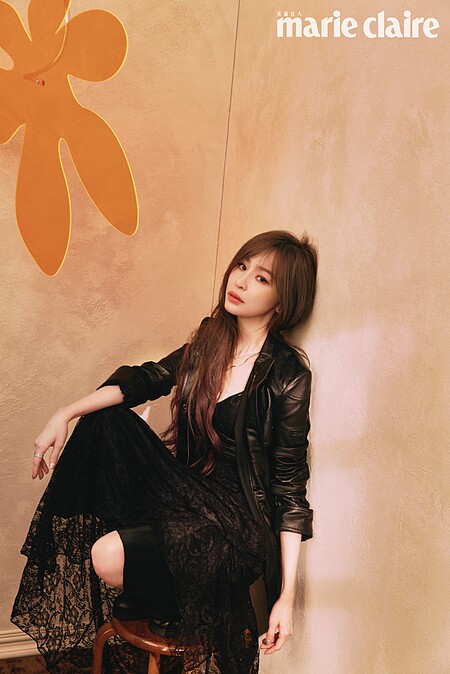 鏤空設計皮革黑夾克、蕾絲拼接細肩帶洋裝、黑色短靴，all by Ralph Lauren；Bee My Love 18K白金項鍊、Bee My Love 18K玫瑰金吊墜、Bee Amy Love白金單鑽戒指、Bee Amy Love玫瑰金戒指，all by Chaumet。