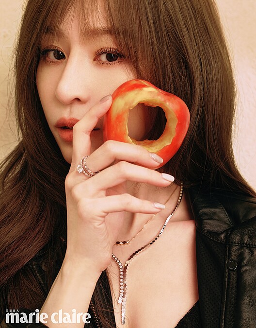 鏤空設計皮革黑夾克、蕾絲拼接細肩帶洋裝，both by Ralph Lauren；Bee My Love 18K白金項鍊、Bee My Love 18K玫瑰金吊墜、Bee Amy Love白金單鑽戒指、Bee Amy Love玫瑰金戒指，all by Chaumet。