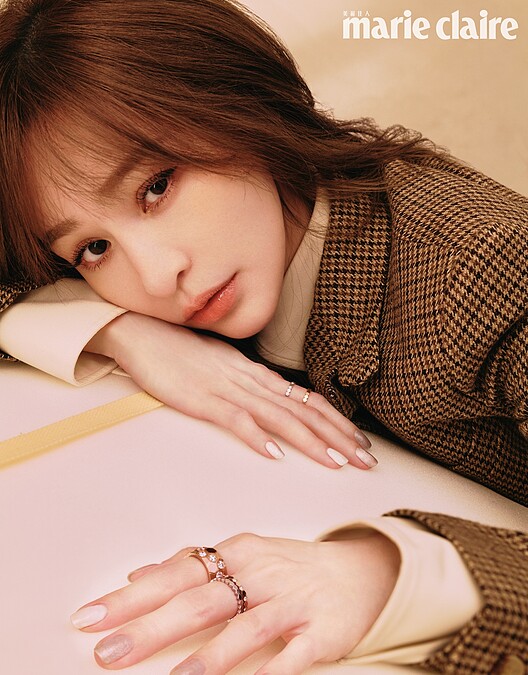 格紋卡其西裝外套、米色襯衫，both by Ralph Lauren；Bee My Love 18K玫瑰金寬版戒指、Bee My Love 18K玫瑰金戒指、Bee My Love 18K白金戒指，all by Chaumet。