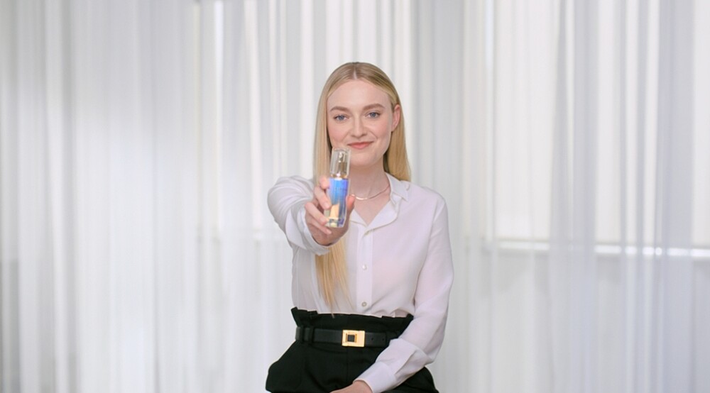 肌膚之鑰代言人達科塔芬妮Dakota Fanning與精萃光采激光晶露。