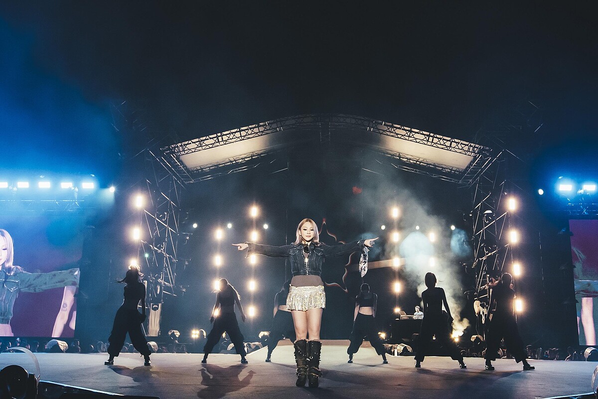 CL表演多首經典歌曲