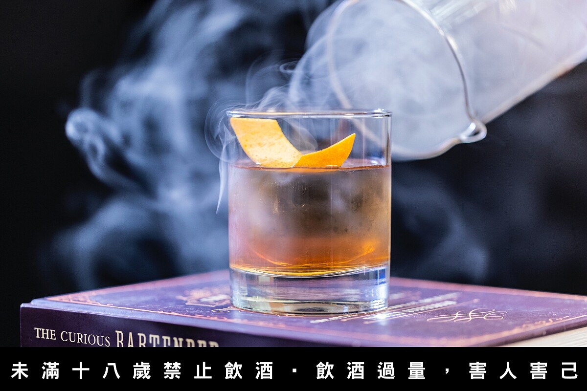 調酒「教父 Godfather」使用杏仁酒與威士忌調製。