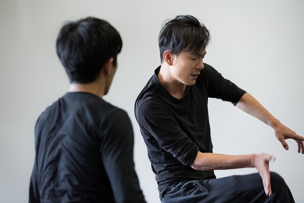 藝術總監鄭宗龍帶舞者排練(攝影/ 李佳曄)。