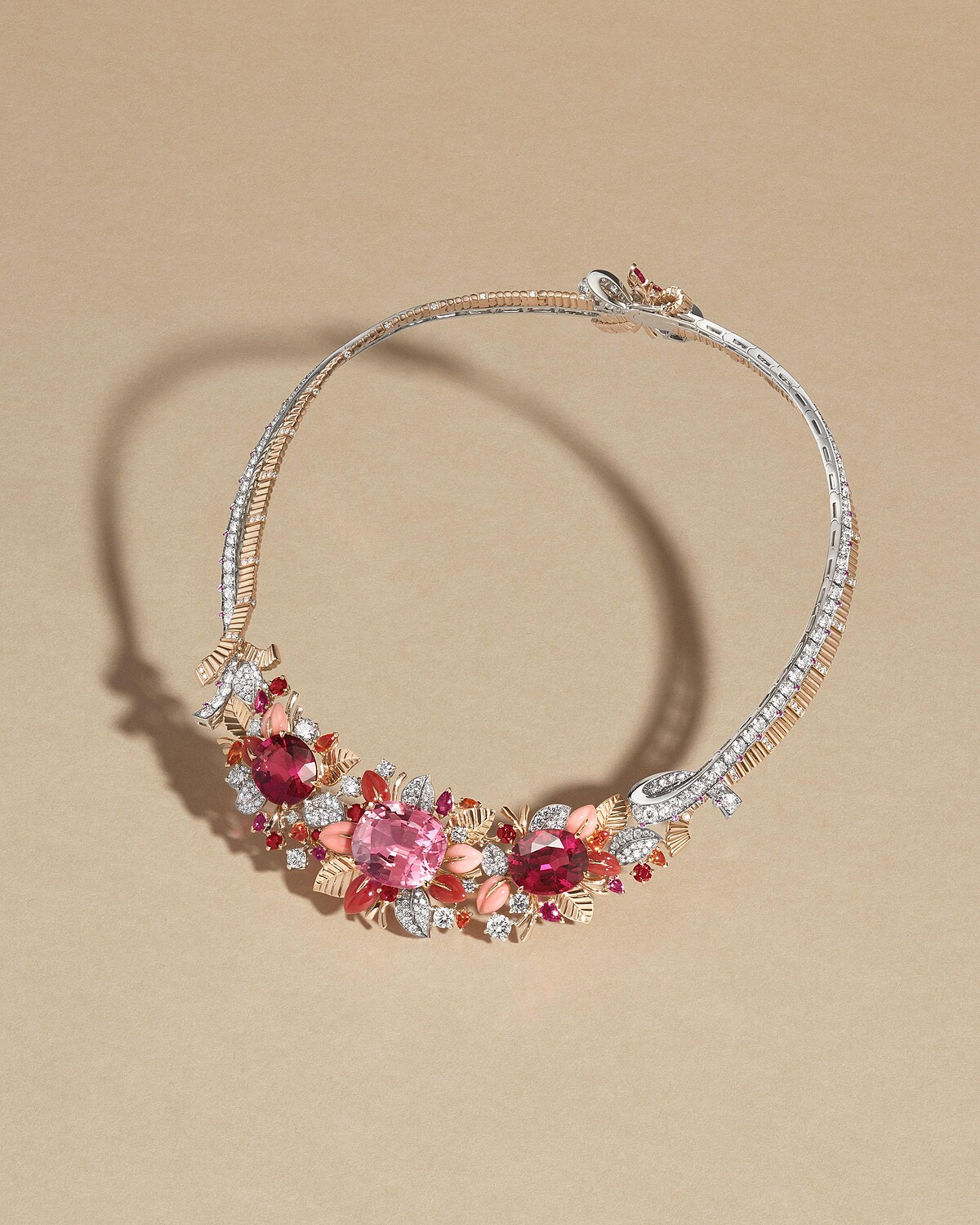 Ninfe項鍊&copy; Van Cleef & Arpels - In&egrave;s Dieleman。玫瑰金、白K金、一顆重達24.02克拉枕形切割紅碧璽、兩顆分別重達12.44和11.52克拉的橢圓形切割紅碧璽、粉紅色藍寶石、紅寶石、錳鋁榴石、粉紅色及天使肌珊瑚、鑽石。