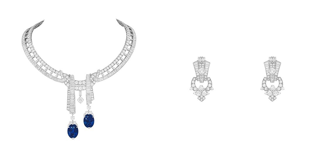 Josiah項鍊與耳環，及可拆卸式吊墜。白K金、兩顆分別重達25.10克拉及21.78克拉的橢圓形切割藍寶石(產自斯里蘭卡)、一顆重達1.55克拉的DIF級圓鑽、鑽石。 