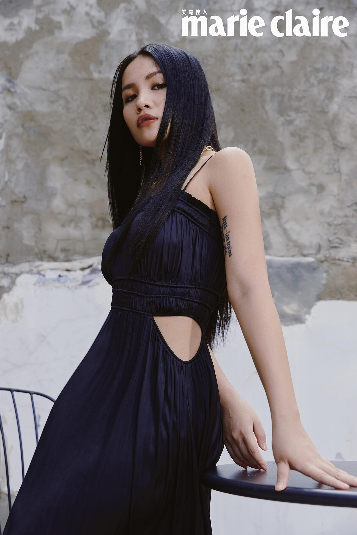 黑色鏤空洋裝、愛心項鍊，both by maje。