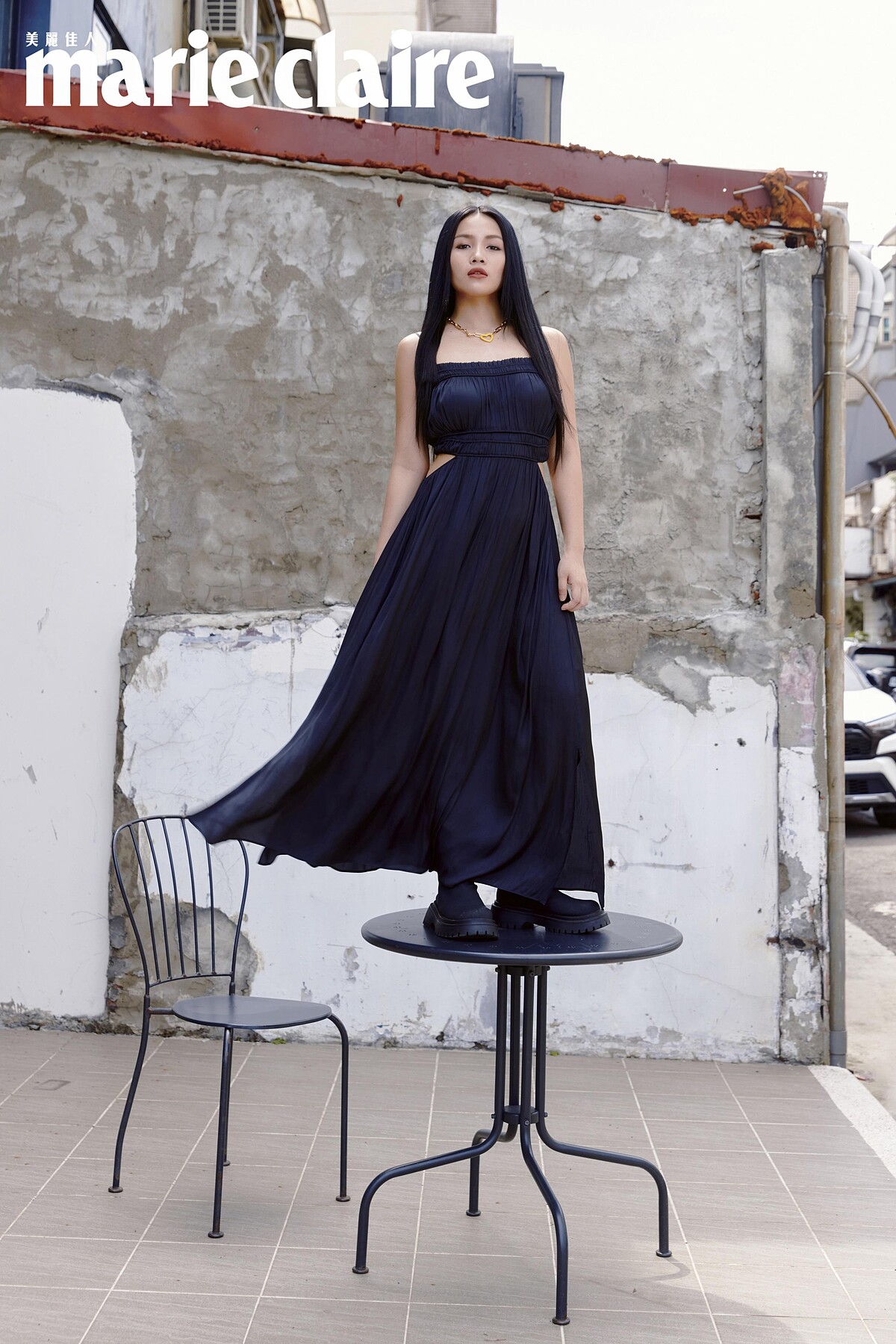 黑色鏤空洋裝、愛心項鍊，both by maje。