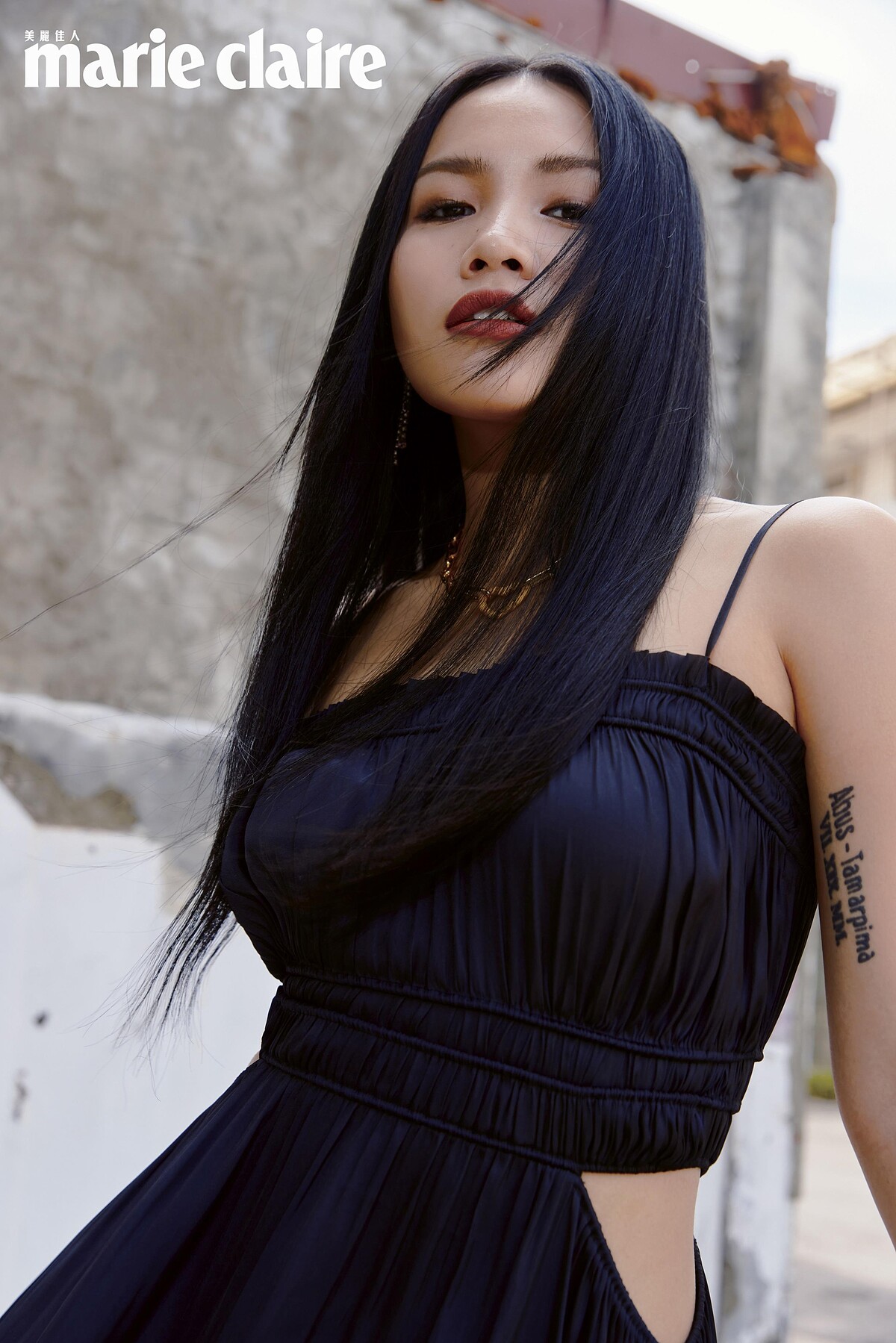 黑色鏤空洋裝、愛心項鍊，both by maje。