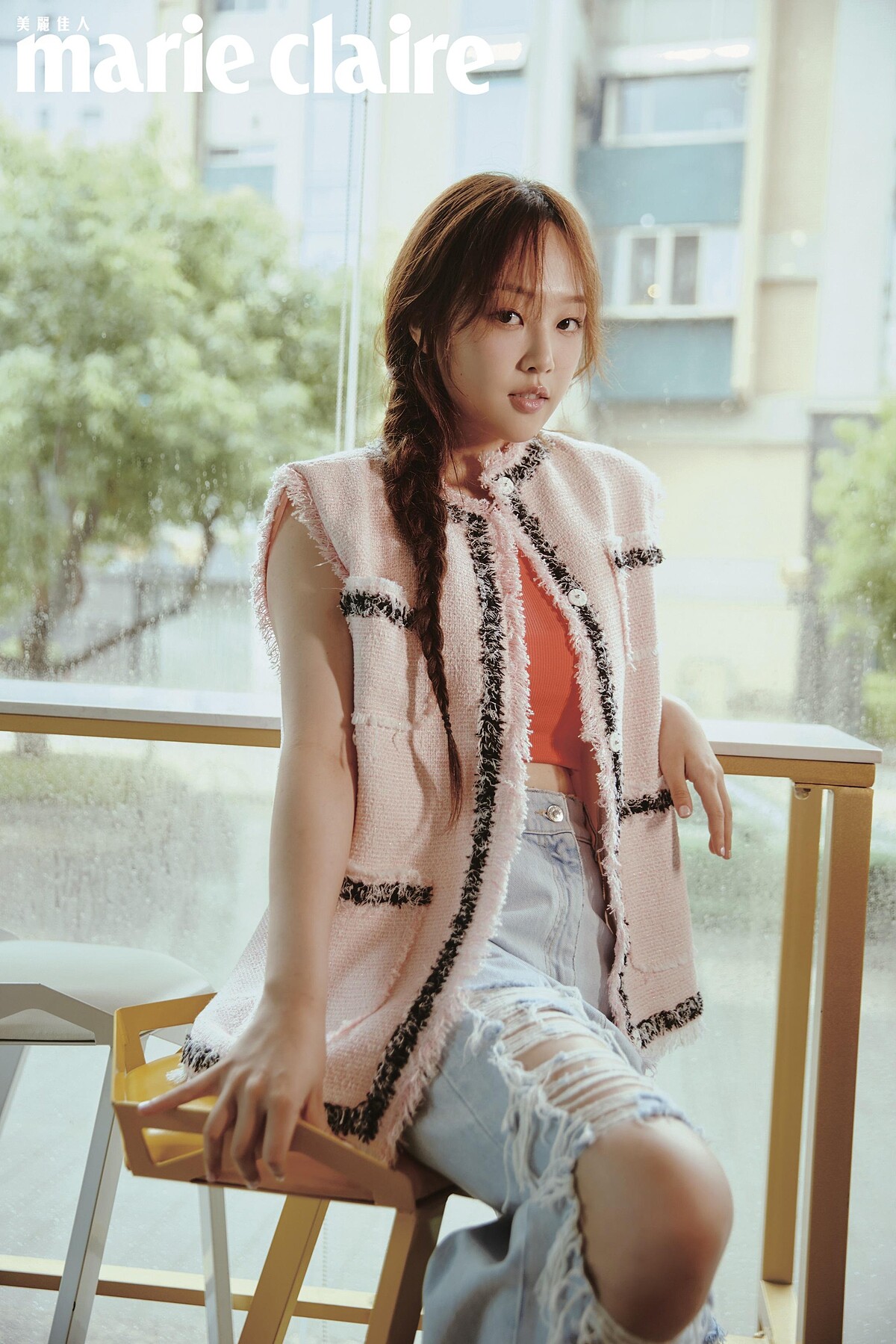 削肩背心，Off-White；粉色毛呢背心、破壞感牛仔褲，both by MSGM。