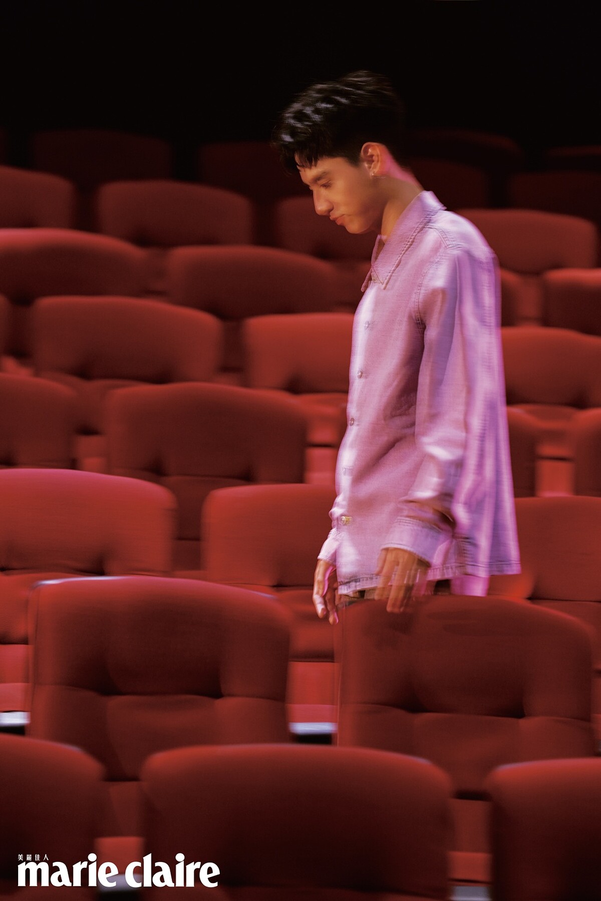 粉色刷色牛仔上衣、粉橘色牛仔短褲，all by SANDRO；襪子，Lacoste；復古運動鞋，New Balance。