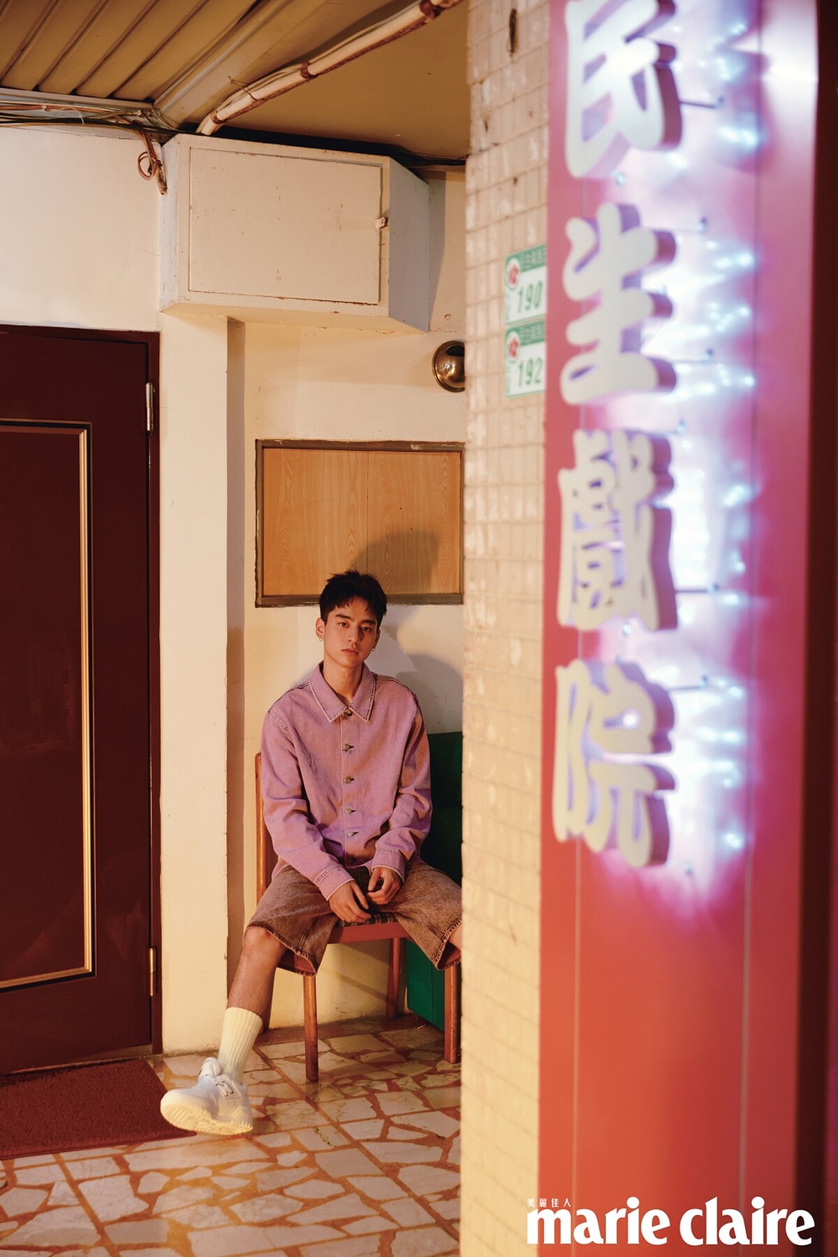 粉色刷色牛仔上衣、粉橘色牛仔短褲，all by SANDRO；襪子，Lacoste；復古運動鞋，New Balance。