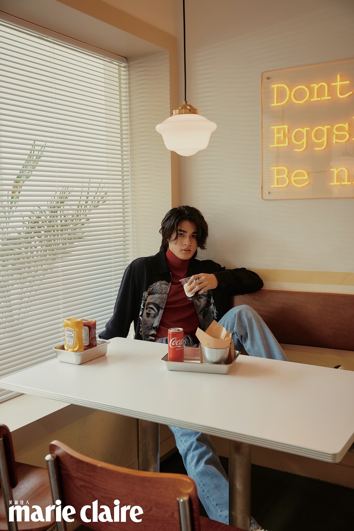 黑色印花夾克、淺藍色丹寧寬褲、黑白高筒球鞋，all by Sandro；紅色高領上衣，Dunhill。