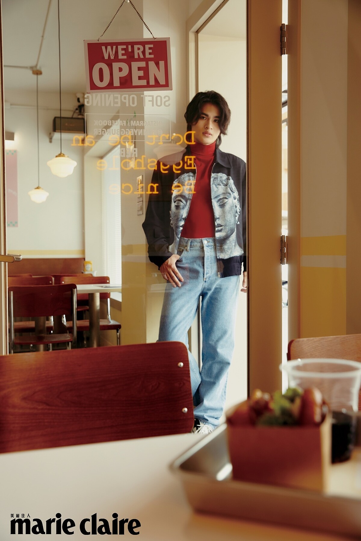 黑色印花夾克、淺藍色丹寧寬褲、黑白高筒球鞋，all by Sandro；紅色高領上衣，Dunhill。