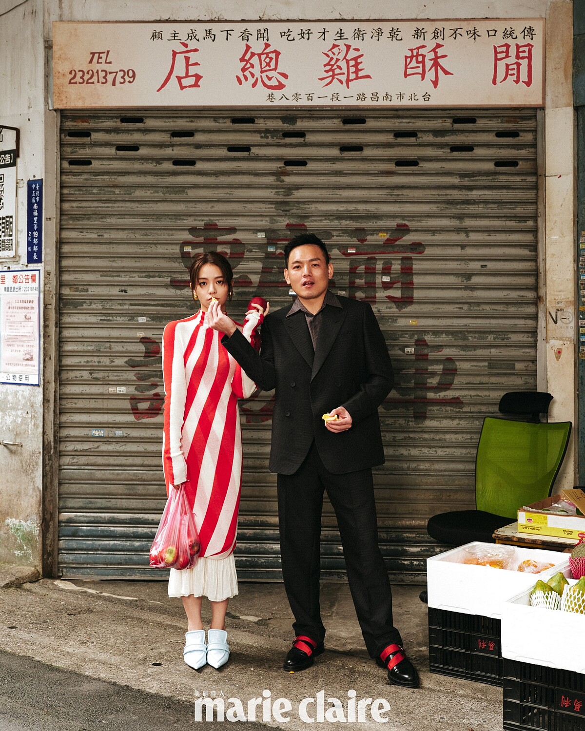 宋芸樺:紅白條紋洋裝、白色針織窄裙、淺藍色尖頭方跟皮鞋、金色橢圓耳環,all by Bottega Veneta。春風:黑色西裝外套、深灰色短袖襯衫、黑色西裝長褲,all by Fendi;紅色綁帶黑皮鞋,Dunhill。