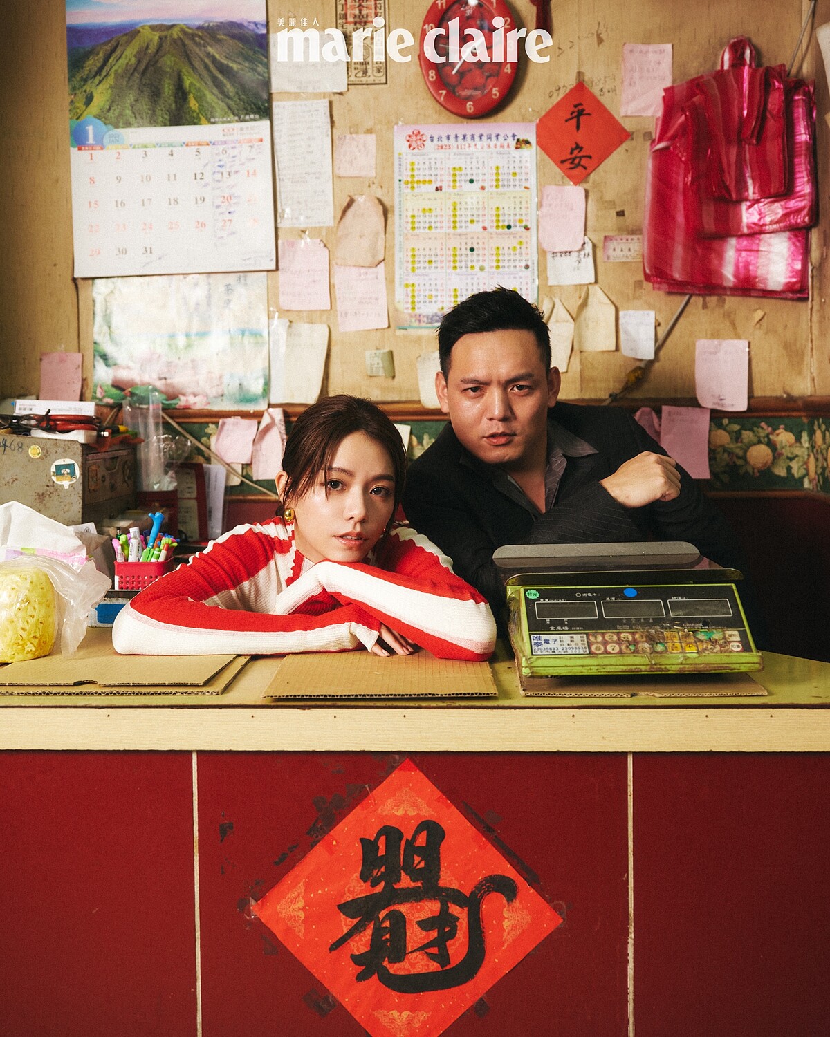 宋芸樺:紅白條紋洋裝、金色橢圓耳環,both by Bottega Veneta。春風:黑色西裝外套、深灰色短袖襯衫,both by Fendi。