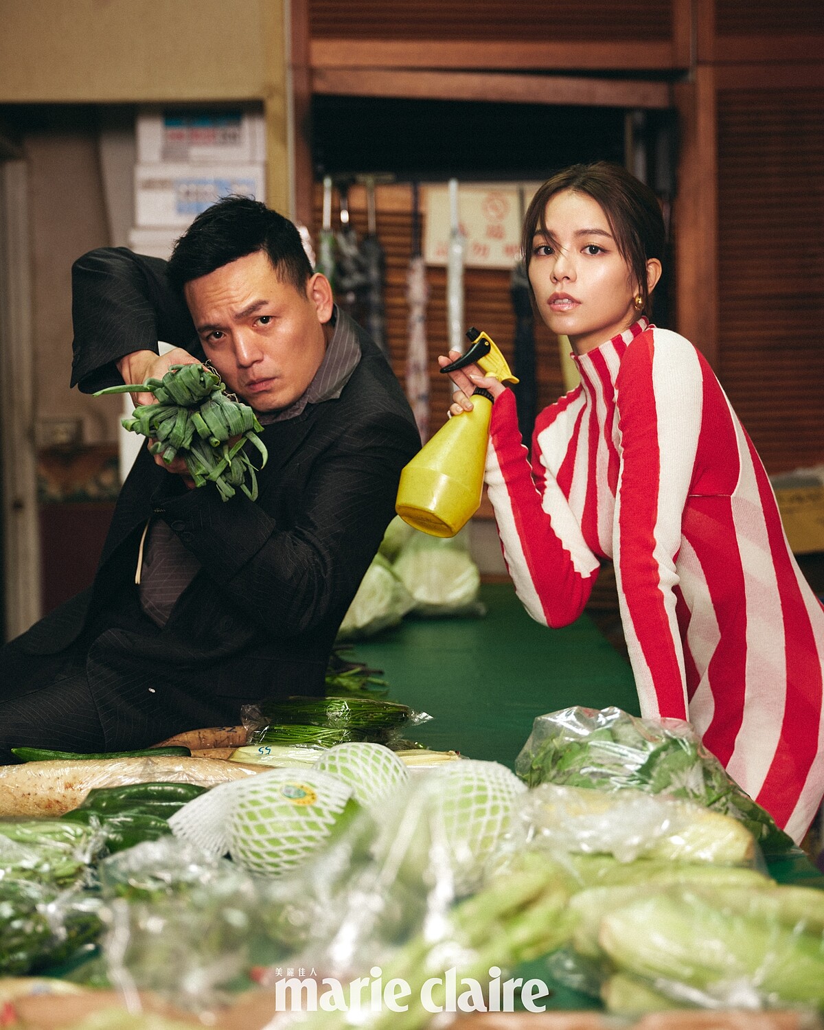 春風:黑色西裝外套、深灰色短袖襯衫、黑色西裝長褲,all by Fendi。宋芸樺:紅白條紋洋裝、白色針織窄裙、金色橢圓耳環,all by Bottega Veneta。