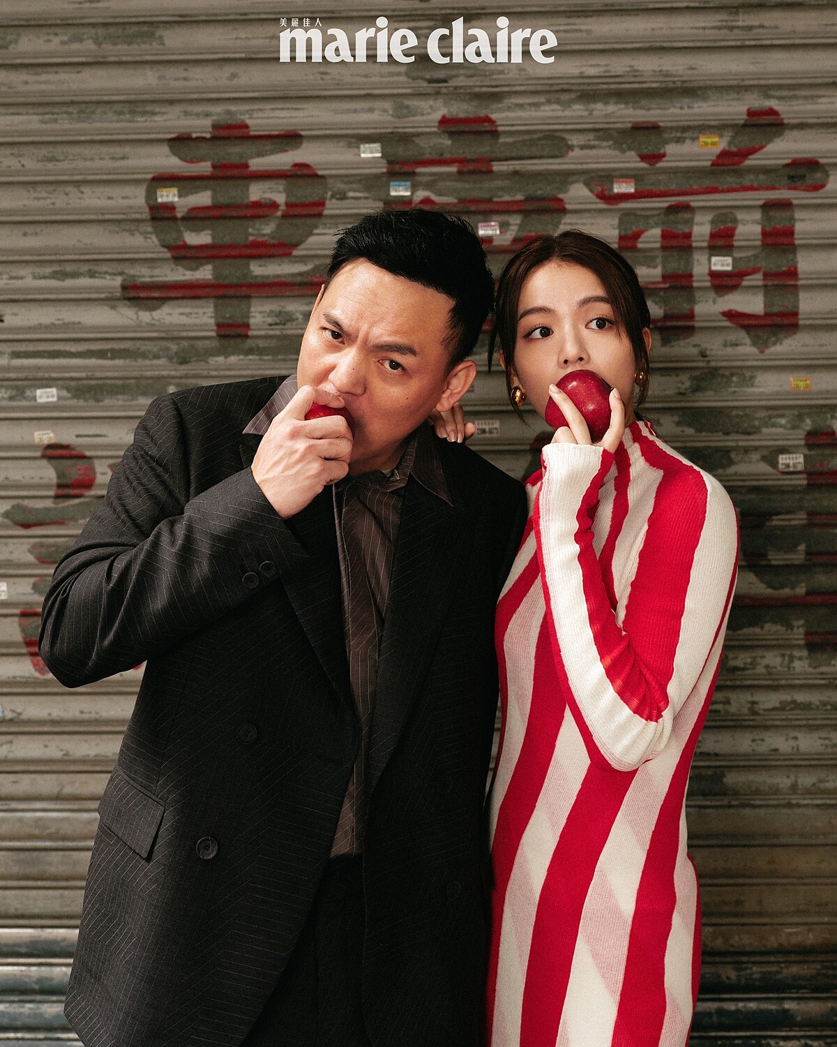 春風:黑色西裝外套、深灰色短袖襯衫、黑色西裝長褲,all by Fendi。宋芸樺:紅白條紋洋裝、白色針織窄裙、金色橢圓耳環,all by Bottega Veneta。