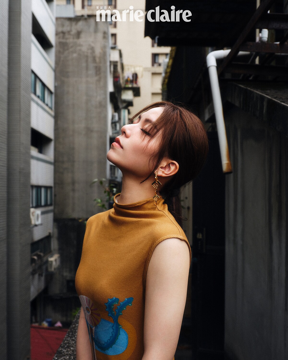 宋芸樺:駝色垂褶高領無袖長洋裝,Loewe;金色長耳環,Fendi。