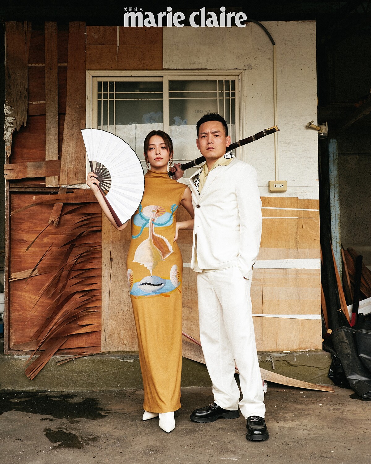 宋芸樺:駝色垂褶高領無袖長洋裝,Loewe;金色長耳環、白色皮革高跟靴,both by Fendi。春風:白色西裝外套、印花短袖襯衫、白色西裝長褲,all by Prada;黑色皮革樂福鞋,Fendi。