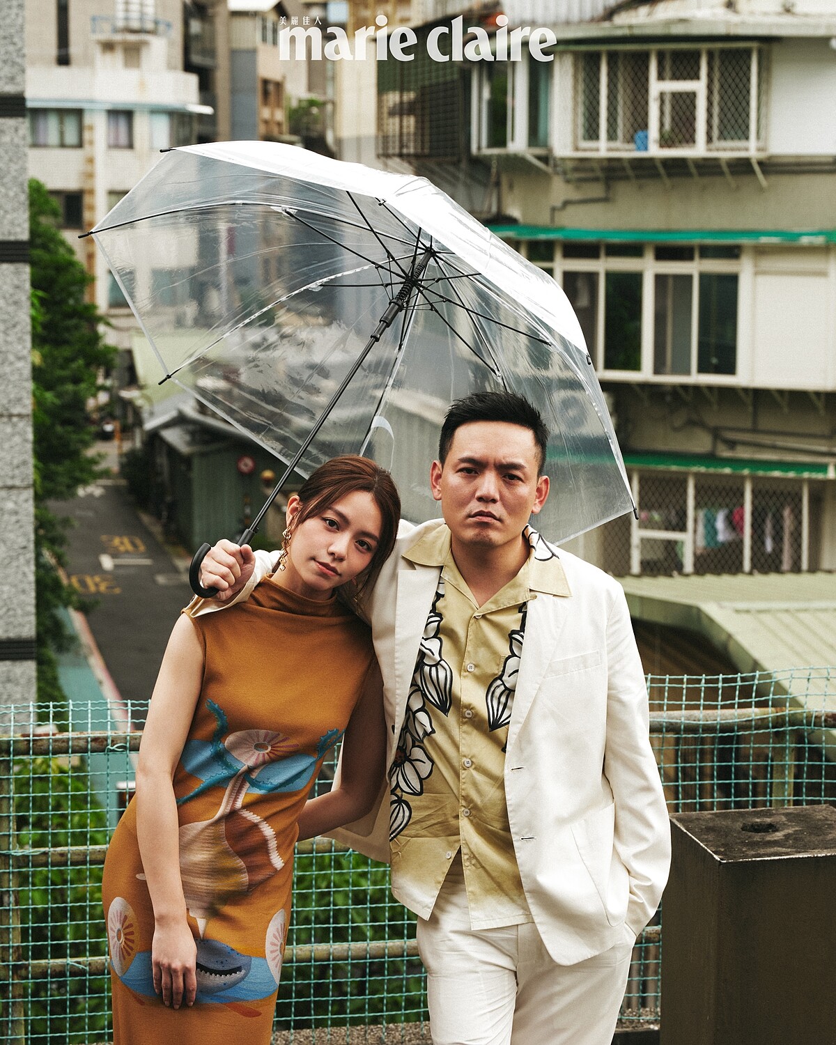 宋芸樺:駝色垂褶高領無袖長洋裝,Loewe;金色長耳環,boty by Fendi。