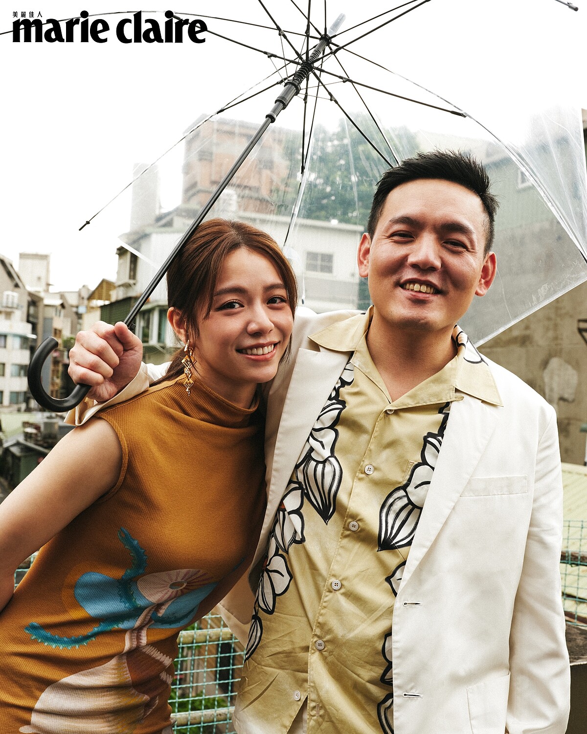 春風:白色西裝外套、印花短袖襯衫、白色西裝長褲,all by Prada。