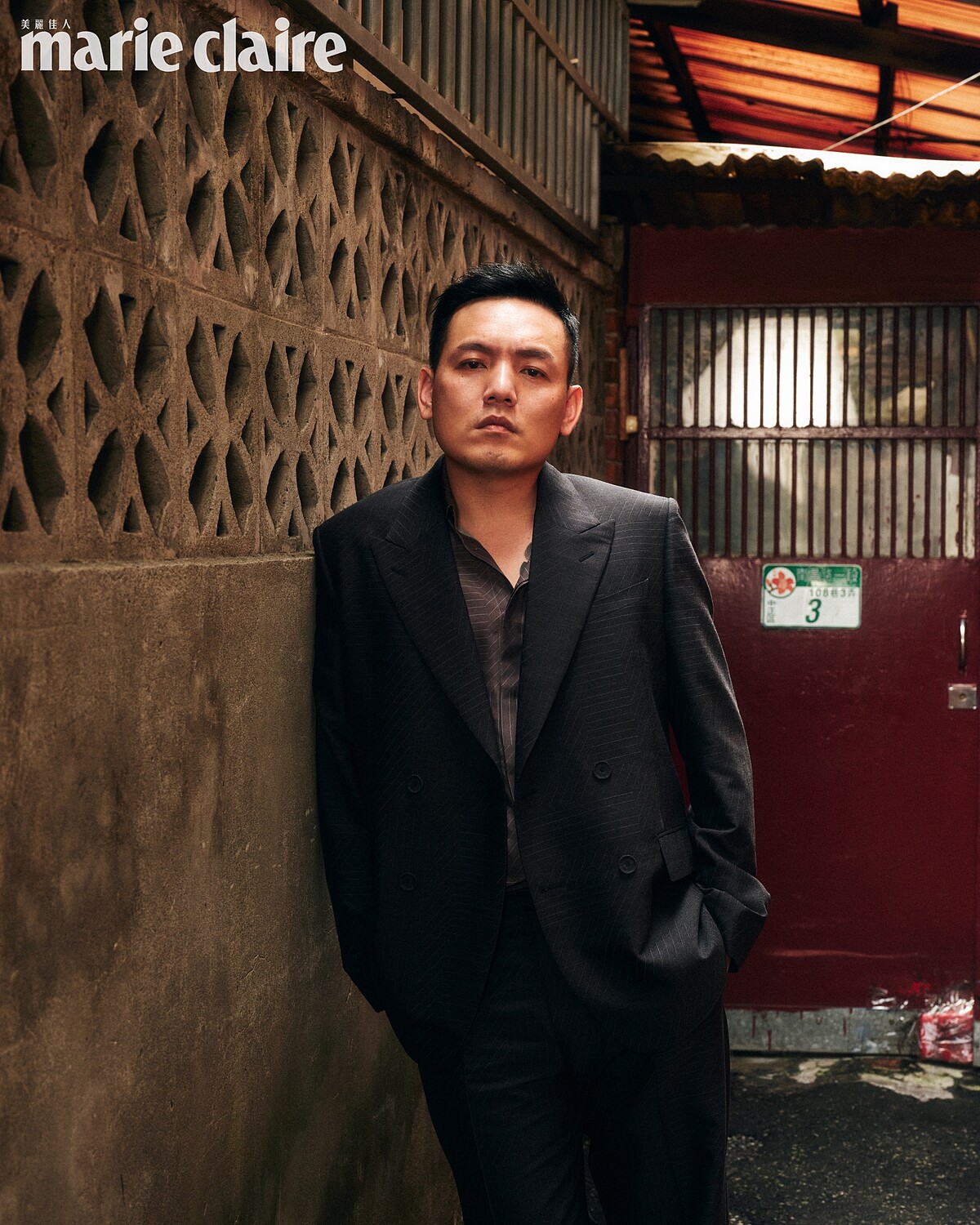 春風:黑色西裝外套、深灰色短袖襯衫、黑色西裝長褲,all by Fendi。