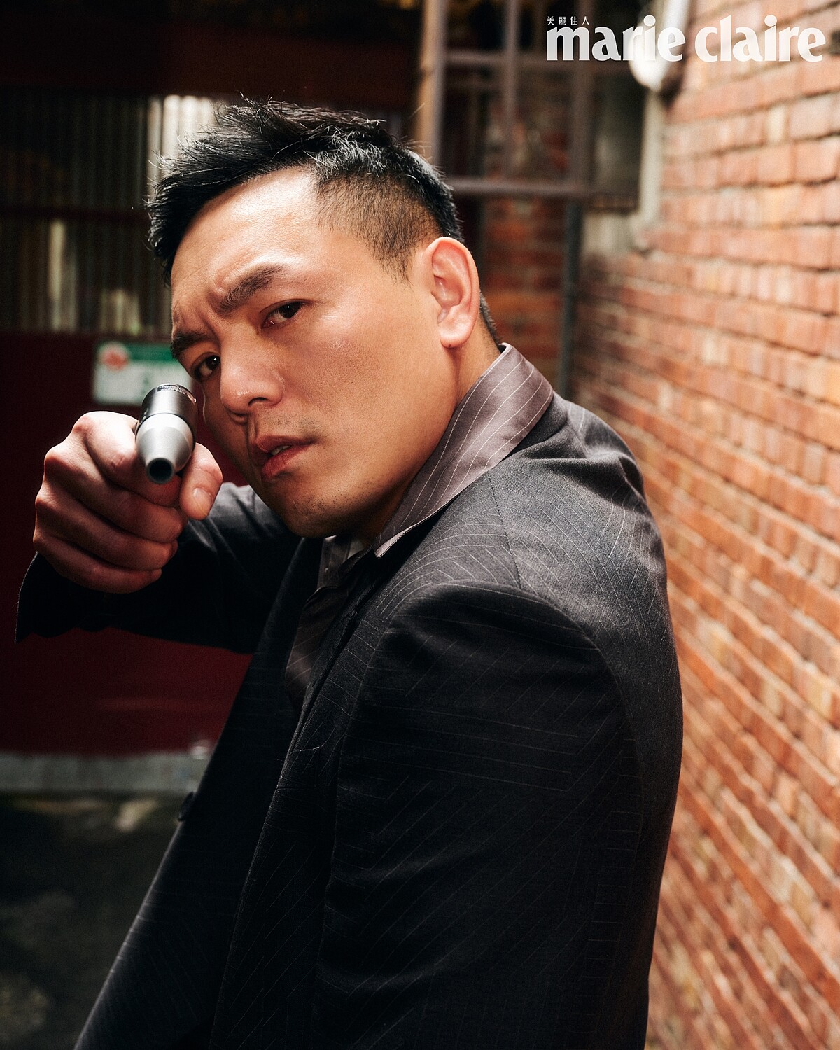 春風:黑色西裝外套、深灰色短袖襯衫,both by Fendi。