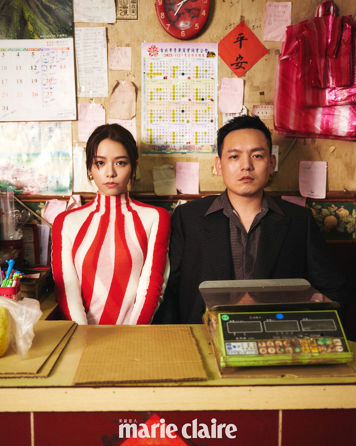 宋芸樺:紅白條紋洋裝、白色針織窄裙、金色橢圓耳環,all by Bottega Veneta。