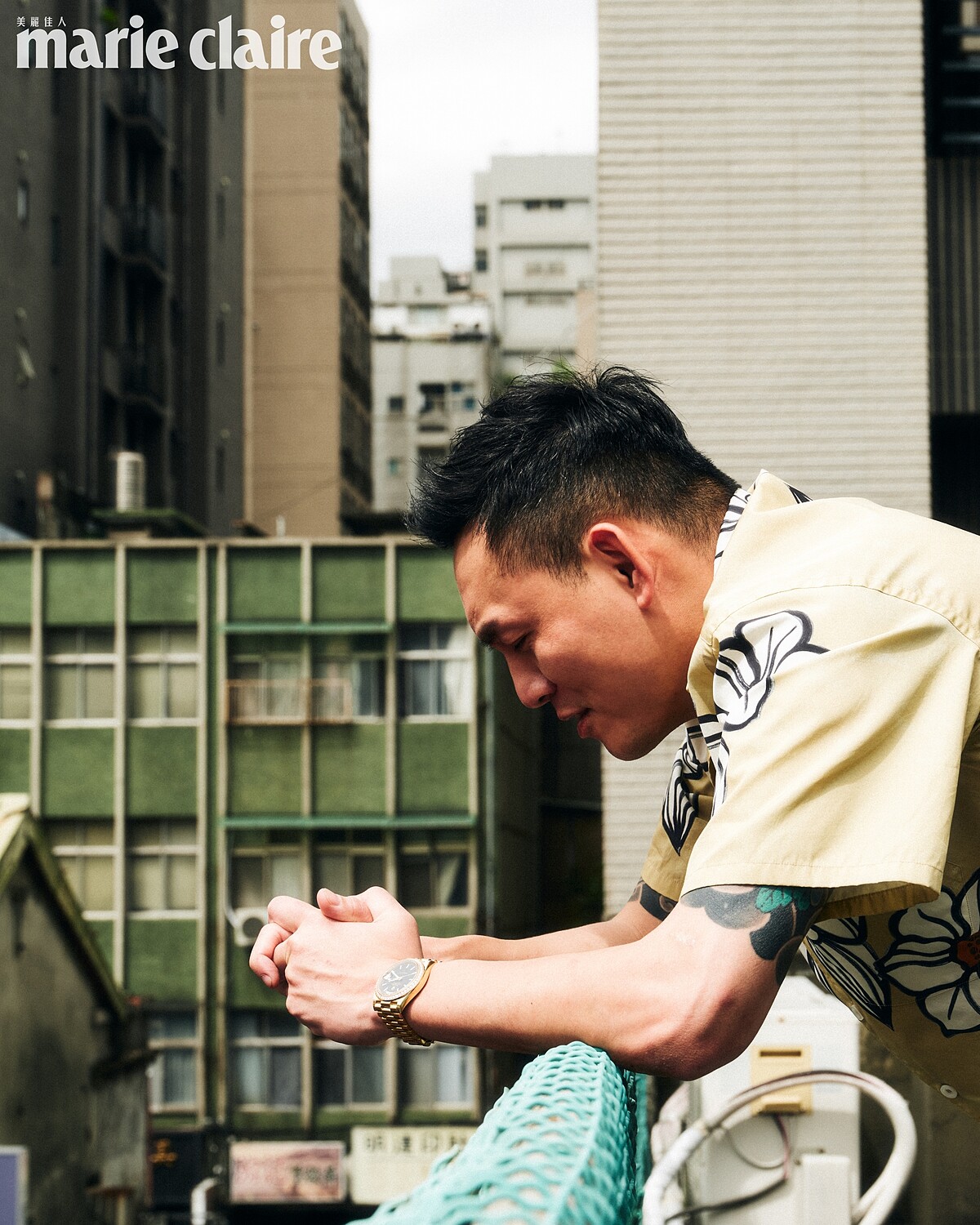 春風:印花短袖襯衫、白色西裝長褲,both by Prada。