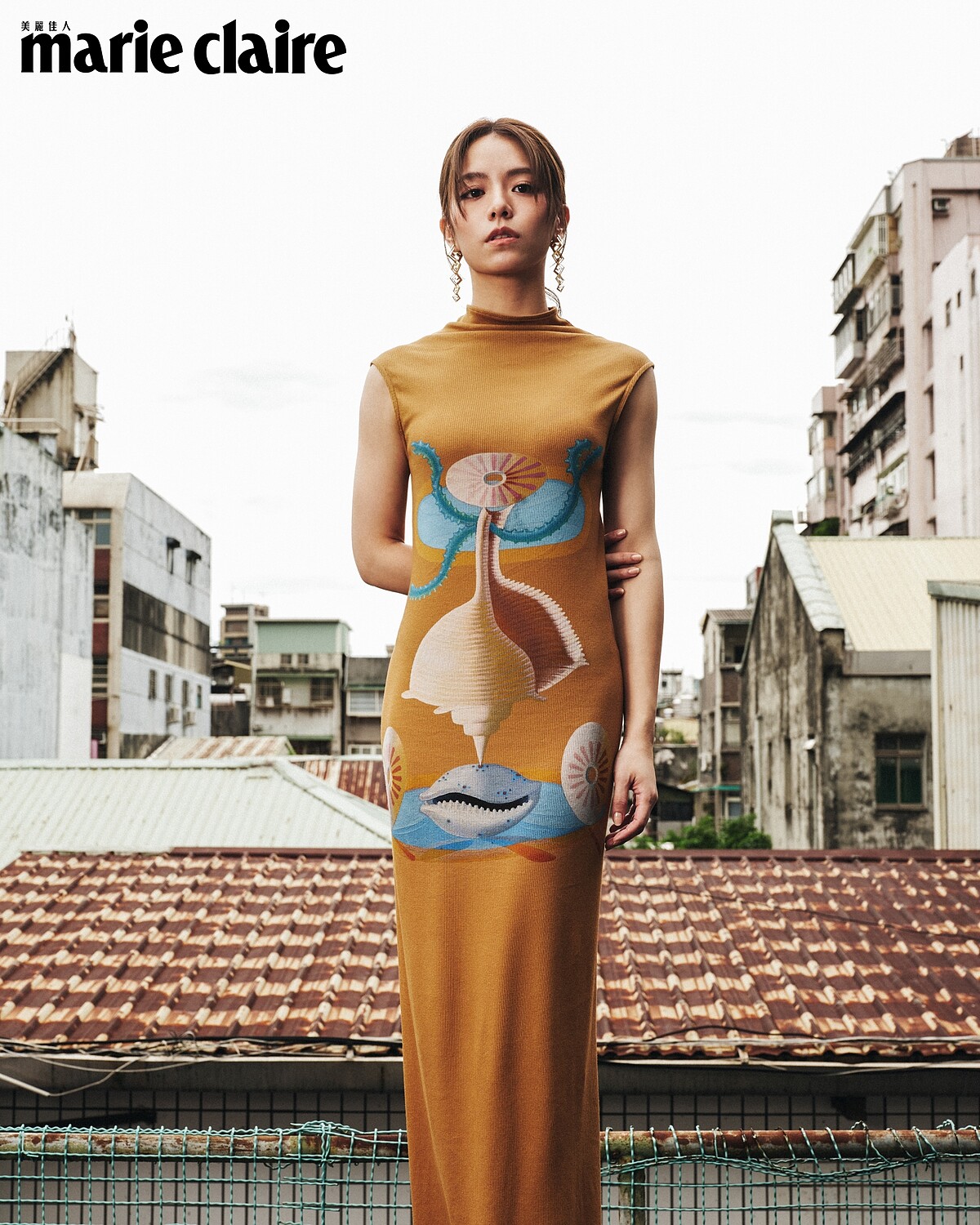 宋芸樺:駝色垂褶高領無袖長洋裝,Loewe;金色長耳環,Fendi。