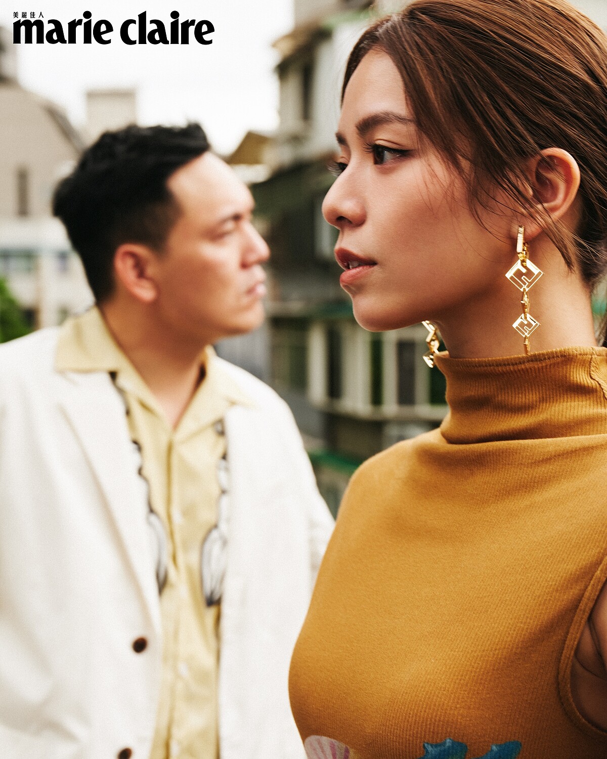 春風:白色西裝外套、印花短袖襯衫,both by Prada。