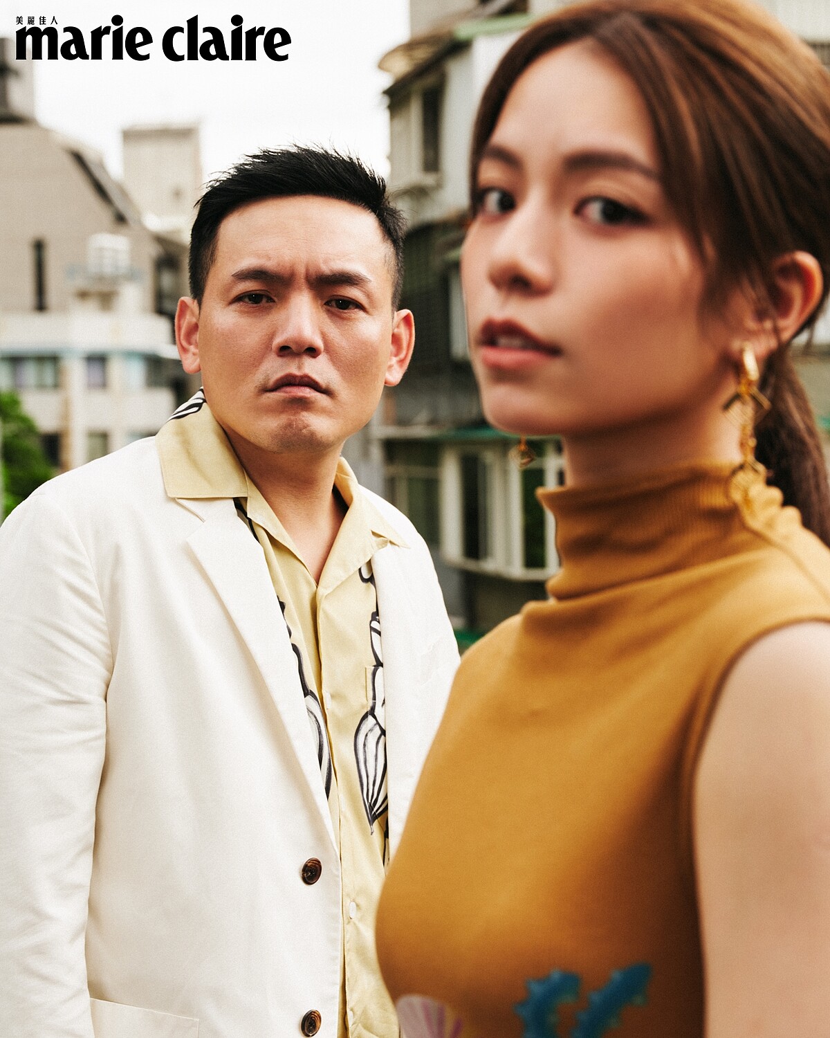 宋芸樺:駝色垂褶高領無袖長洋裝,Loewe;金色長耳環,Fendi。