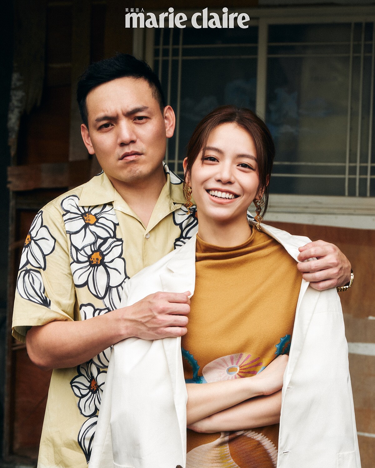 宋芸樺:駝色垂褶高領無袖長洋裝,Loewe;金色長耳環,Fendi。