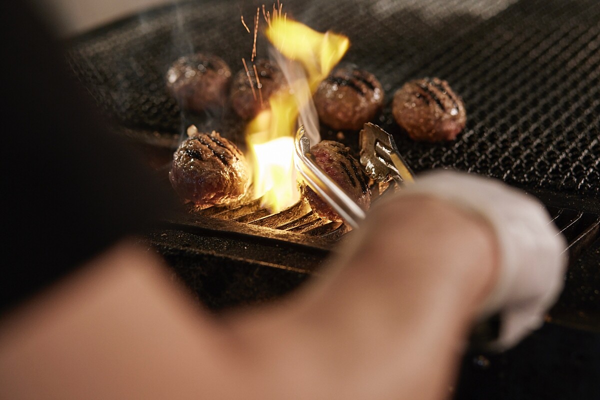 強調現做、現烤的直球對決美味。