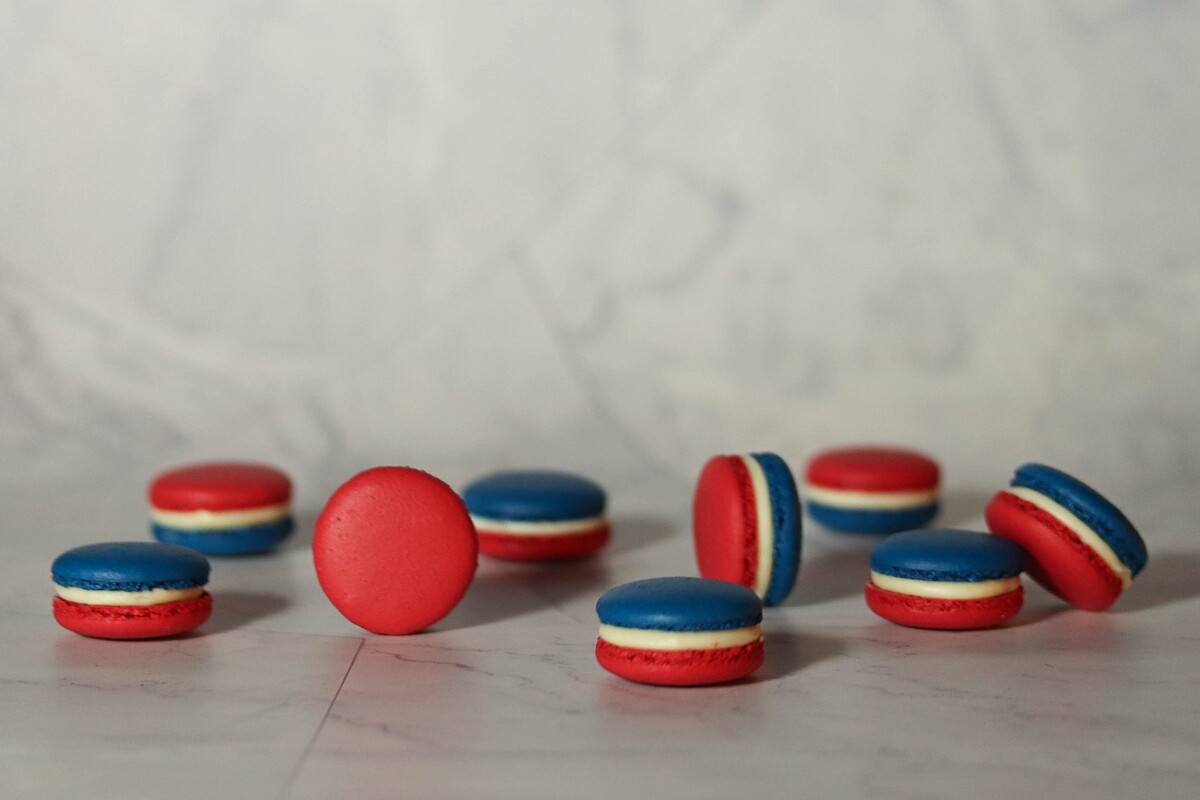 法國國旗色彩的藍、白、紅版馬卡龍。