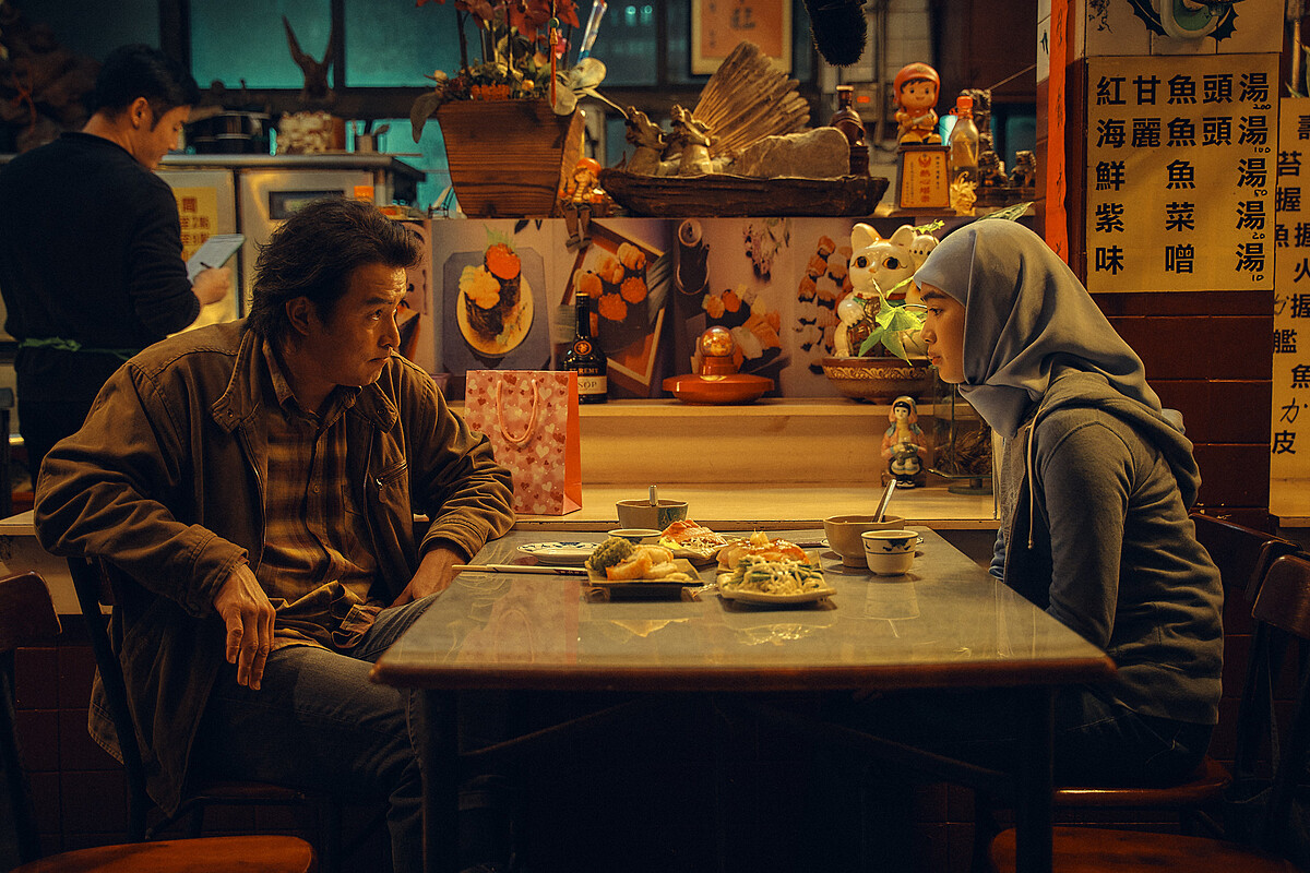 《八尺門的辯護人》李銘順挑戰詮釋油條正義感大叔,與雷嘉汭飾演印籍幫傭擦出感情火花